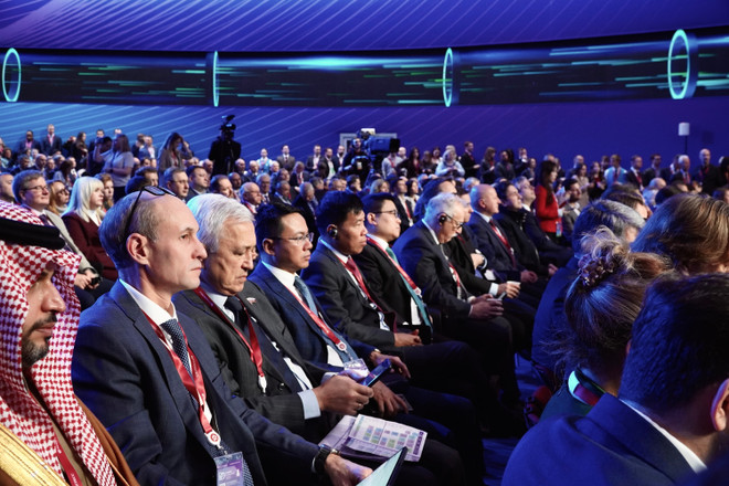 Delegates at the event (Photo: VNA) vna-potal-khai-mac-dien-dan-tuan-nang-luong-nga-2025-8340684.jpg