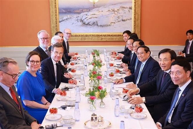 Prime Minister Pham Minh Chinh, his Swedish counterpart Ulf Kristersson and delegates at the talks. (Photo: VNA) vna-potal-thu-tuong-pham-minh-chinh-hoi-dam-voi-thu-tuong-thuy-dien-8090385.jpg