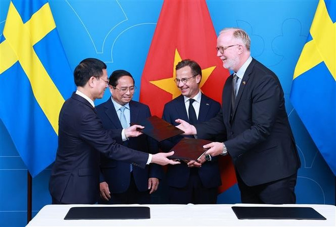 The two PMs witness the exchange of a sectoral strategic partnership agreement on cooperation in science, technology, innovation, and digital transformation between Vietnam’s Ministry of Science and Technology and Sweden’s Ministry for Foreign Affairs. (Photo: VNA) vna-potal-thu-tuong-pham-minh-chinh-hoi-dam-voi-thu-tuong-thuy-dien-8090472.jpg