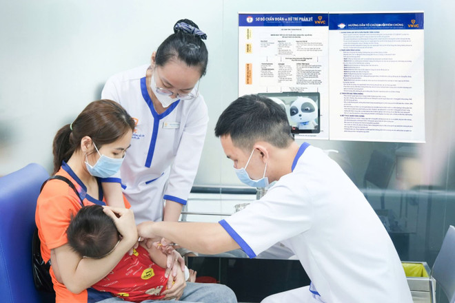 Vaccines produced in Vietnam are expected to ensure a stable supply of high-quality doses while helping to reduce costs for the public. (Photo: VNA) tiemvaccine.jpg