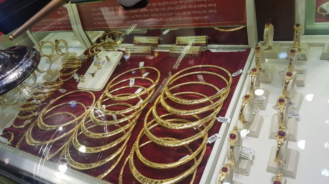 Gold jewelry demand down due to a surge in gold price. (Photo: Vietnam+) 02 20200203-090955-875.jpg