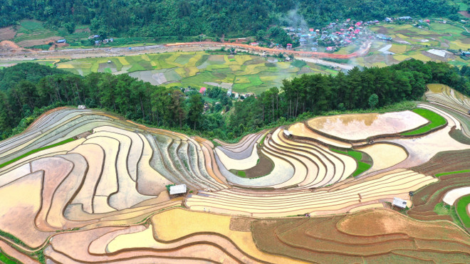 Coming to Mu Cang Chai during the flooding season, travelers can immerse themselves in the cool, fresh air and enjoy the shimmering terraced fields under the sunlight from above. (Photo: VNA) 6.jpg