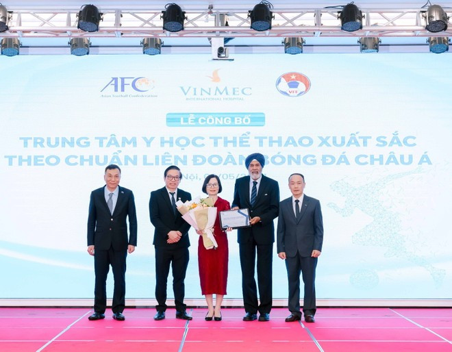 Dr. Dato’ Gurcharan Singh, Chairman of the AFC Medical Committee, presents certificates to the representatives of the related parties. (Photo: Vietnam+) 02 trao-chung-nhan-7017.jpg