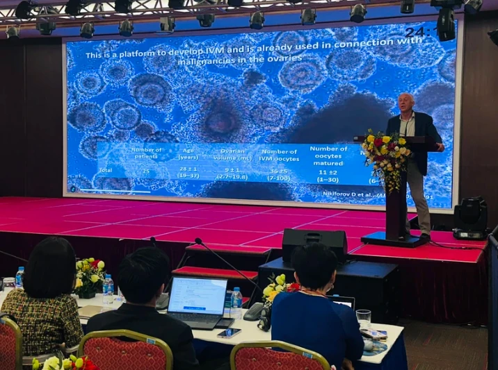 Professor Claus Yding Andersen shares insights into fertility preservation research at the conference. (Photo: VietnamPlus)