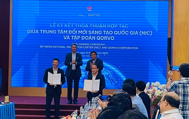 An exchange of the Memorandum of Understanding between NIC and Qorvo. (Photo: VNA)