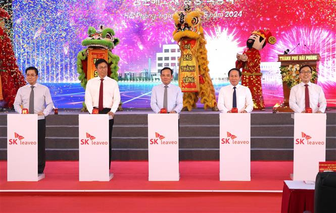 Deputy Prime Minister Tran Luu Quang (C) and other delegates push button to start work on Ecovance high-tech biodegradable materials factory (Photo: VNA)