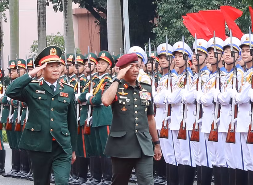 Sen. Lt. Gen. Nguyen Tan Cuong (L) and General Tan Sri Datuk Seri Mohammad bin Ab Rahman inspect the guard of honour (Photo: VNA)