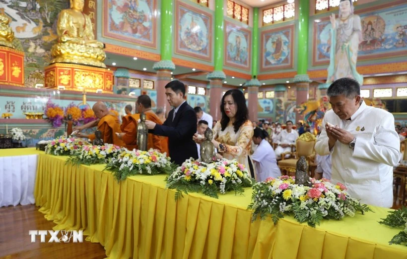 From right: Deputy Foreign Minister Le Thi Thu Hang (2nd), Vietnamese Ambassador to Thailand Pham Viet Hung (3rd), along with Buddhists monks and followers take part in the Buddha statue bathing ceremony at the celebration. (Photo: VNA) 