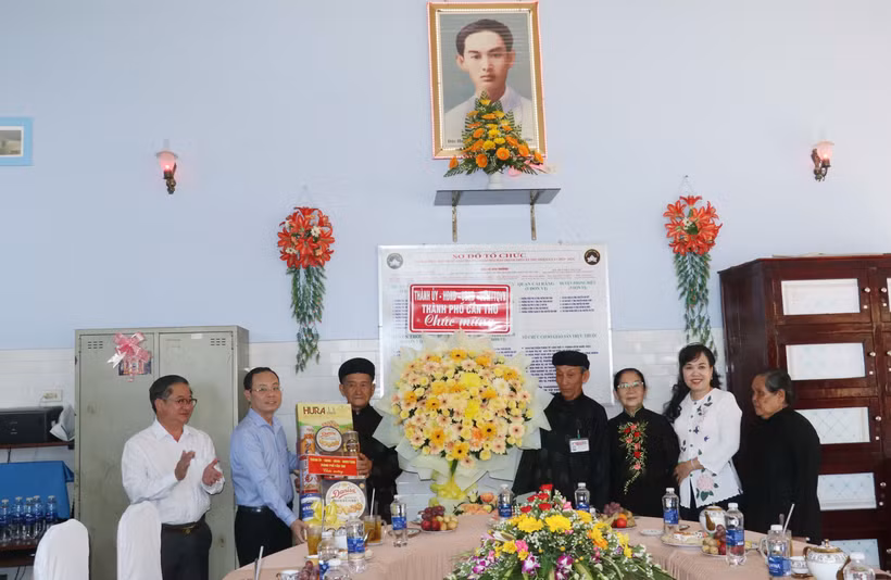 Can Tho leaders present gifts to the city’s Hoa Hao Buddhist Sangha (Photo: VNA)