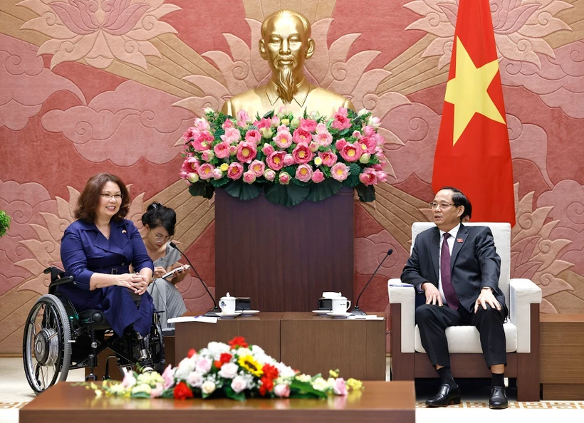 National Assembly Vice Chairman Tran Quang Phuong (R) hosts US Senator Tammy Duckworth (Photo: VNA)