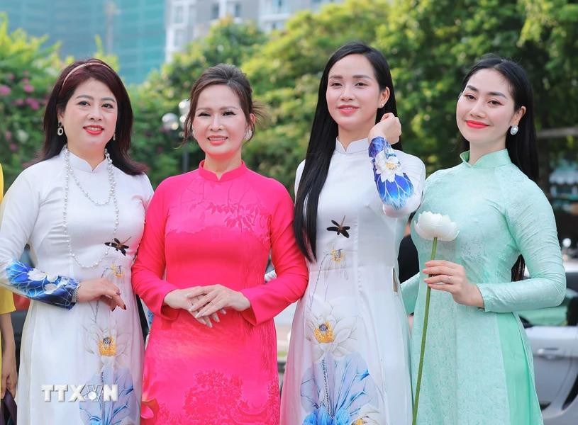 Vietnamese women wearing ao dai - Illustrative image (Photo: VNA)