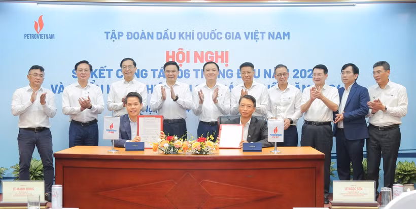 PVEP, PV GAS leaders sign memorandum of understanding for the agreement on supply and consumption of gas from Ky Lan field’s Blocks 103 & 107 (Photo: https://petrovietnam.petrotimes.vn)