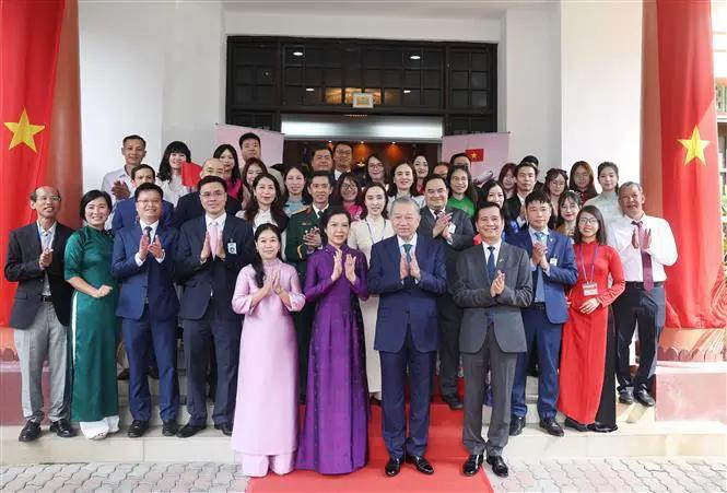 General Secretary of the Communist Party of Vietnam Central Committee To Lam (first row, second from right) and his spouse (first row, second from left) in a group photo with the embassy's staff and representatives of the Vietnamese community in Malaysia at the meeting. (Photo: VNA) 