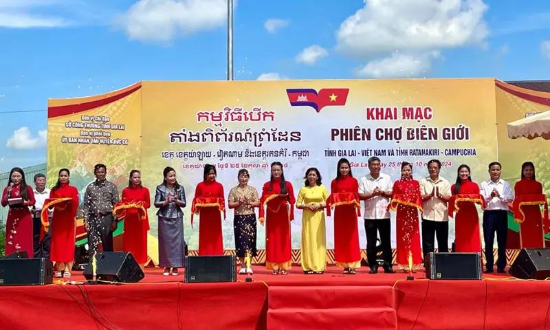 The opening ceremony of the annual border market 2024 between Gia Lai and Ratanakiri provinces. (Photo: baoxaydung.com.vn)