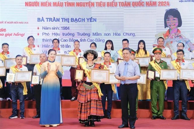 Outstanding blood donors receive certificates of merit (Photo: VNA)