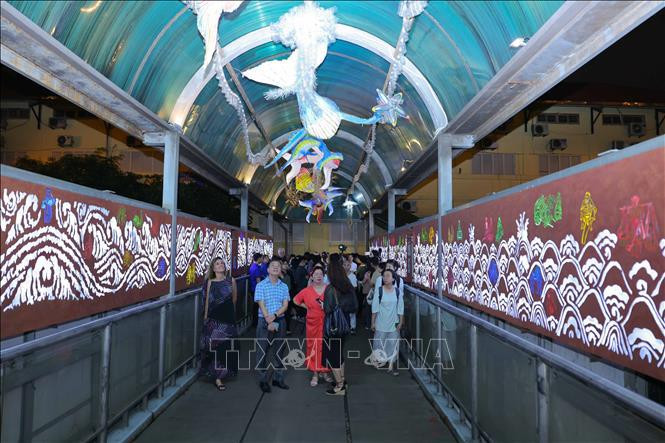 Tran Nhat Duat pedestrian bridge attracts a large number of visitors (Photo: VNA)