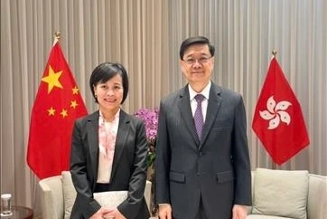Vietnamese Consul General in Hong Kong and Macau Le Duc Hanh (L) and Chief Executive of the Hong Kong Special Administrative Region (China) John Lee. (Photo: VNA)