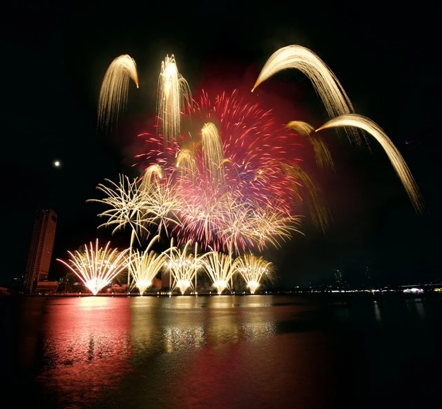 Finland’s JoHo Pyro Professional Fireworks at the final of the Da Nang International Fireworks Festival 2024 (DIFF) on July 13. (Photos courtesy DIFF)