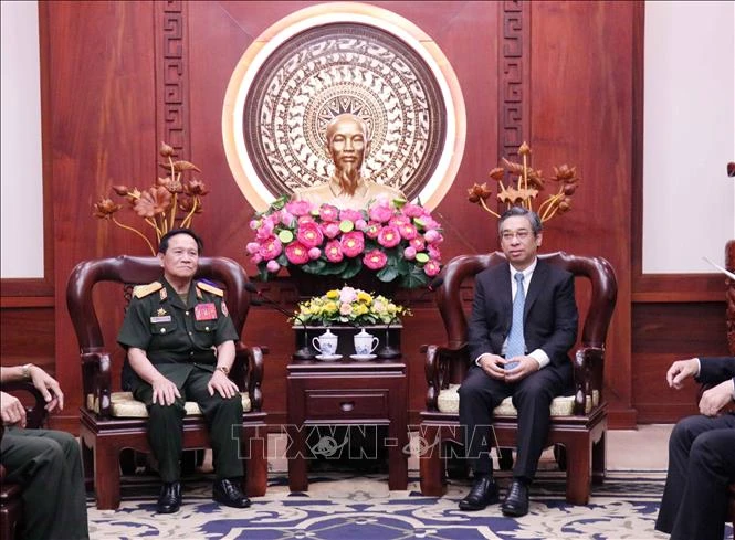 Vice Secretary of the Ho Chi Minh City Party Committee Nguyen Phuoc Loc (R) and visiting President of the war veterans association of Vientiane Phalom Linthong at their meeting in HCM City on June 11. (Photo: VNA)