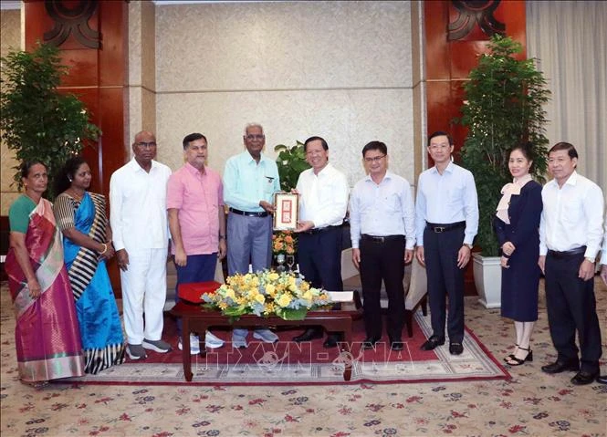 Vice Secretary of the Party Committee and Chairman of the People’s Committee of Ho Chi Minh City Phan Van Mai (fifth from right) and General Secretary of the Communist Party of India Doraisamy Raja exchange gifts (Photo: VNA)
