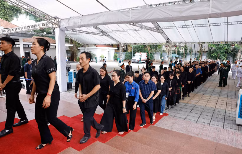 People paying respects to Party General Secretary Nguyen Phu Trong (Photo: VNA)
