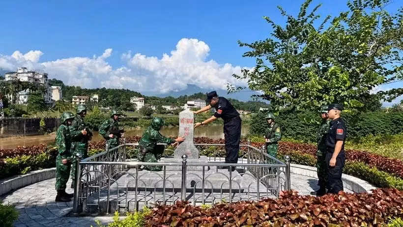 Vietnamese, Chinese law enforcement forces conduct joint patrol