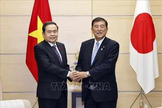 National Assembly Chairman Tran Thanh Man (L) meets with Prime Minister Ishiba Shigeru (Photo: VNA)