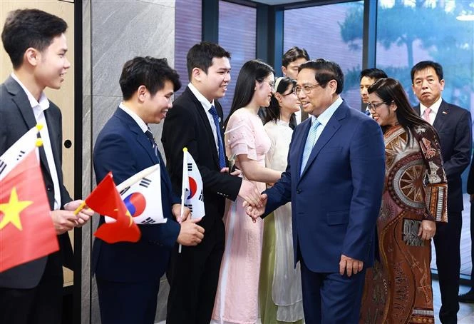 Prime Minister Pham Minh Chinh meets representatives from Vietnam’s embassy and other representative agencies and the Vietnamese community in the Republic of Korea (Photo: VNA)