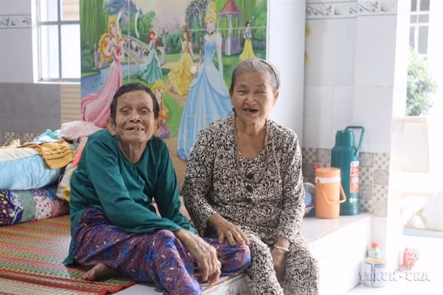 Elderly people at a community home in the southern province of Vinh Long. (Photo: VNA)