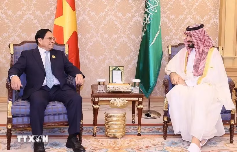 Prime Minister Pham Minh Chinh meets with Saudi Arabia’s Prime Minister Crown Prince Mohammed bin Salman in Riyadh on October 20, 2023. (Photo: VNA)