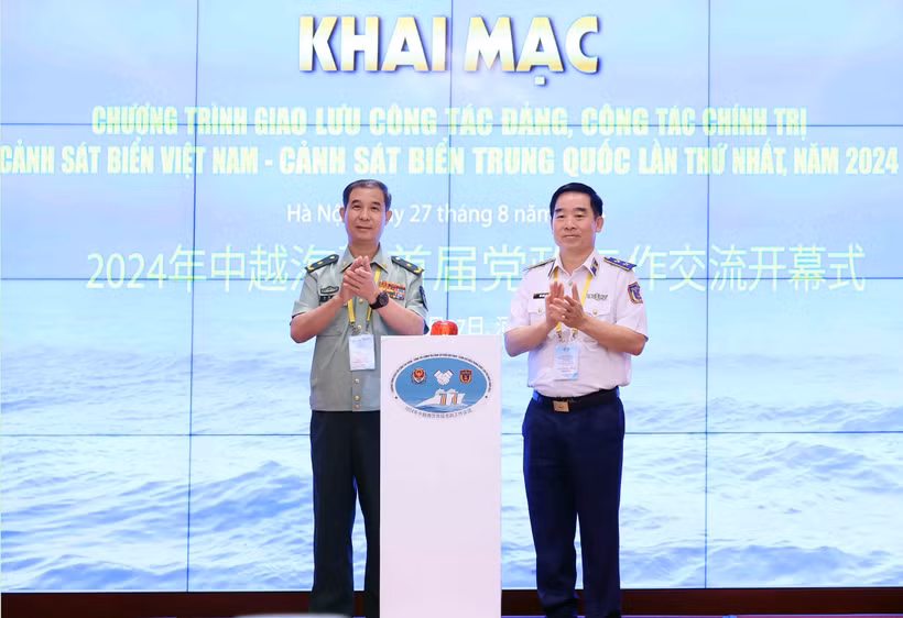 Lieutenant General Bui Quoc Oai, Political Commissar of the VCG (R), and Major General Liu Houjie, Deputy Political Commissar of the CCG, at the opening ceremony of the exchange programme. (Photo: VNA)