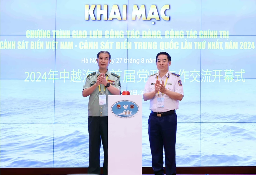 Lieutenant General Bui Quoc Oai, Political Commissar of the VCG (R), and Major General Liu Houjie, Deputy Political Commissar of the CCG, at the opening ceremony of the exchange programme. (Photo: VNA)