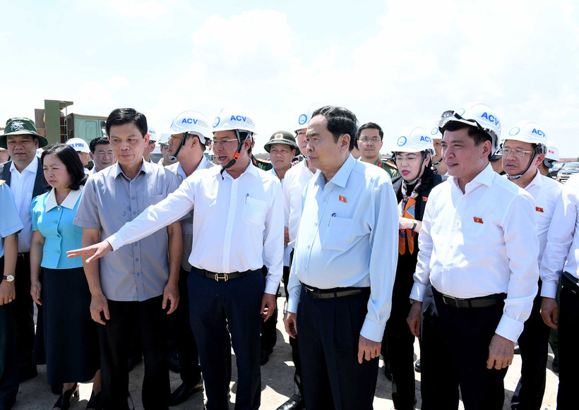 Chairman of the National Assembly Tran Thanh Man (front row, 2nd from right) listens to a report on Phase 1 of the Long Thanh International Airport project. (Photo: daibieunhandan.vn)
