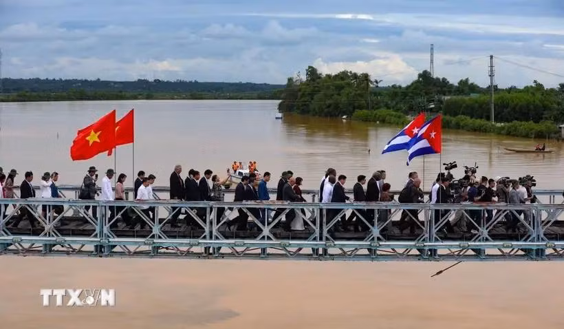 A Cuban delegation visits Hien Luong bridge at the special national relic site of the Hien Luong - Ben Hai banks in Quang Tri province in September 2023. The bridge historically symbolises the division of Vietnam and the desire for national reunification during the war. (Photo: VNA)