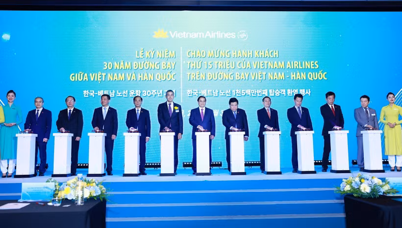 Prime Minister Pham Minh Chinh (C) and other delegates at the ceremony. (Photo: VNA)
