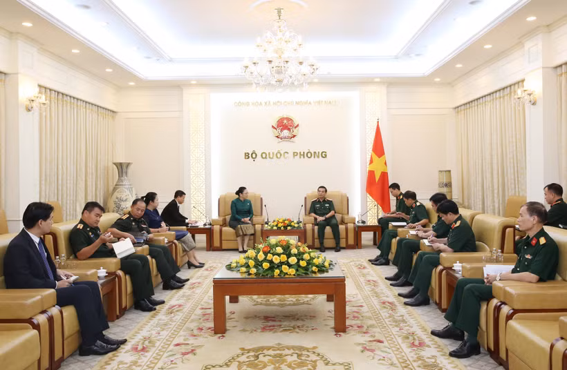 General Phan Van Giang receives Lao Ambassador Khamphao Ernthavanh in Hanoi on July 3. (Photo: VNA)