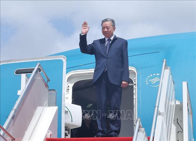State President To Lam arrives at the Phnom Penh International Airport (Photo: VNA)