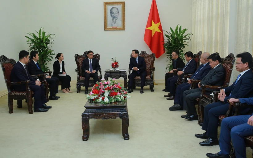 Deputy Prime Minister Tran Hong Ha (centre, right) and Lou Qiliang, President of China Railway Signal & Communication Co., Ltd., at their meeting in Hanoi on the afternoon of December 17. (Photo: VNA)