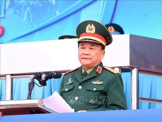 Senior Lieutenant General Hoang Xuan Chien, Deputy Minister of National Defence and head of the steering committee for the expo, speaks at the final rehearsal. (Photo: VNA)