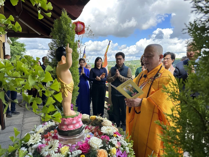 Bhikkhu Thich Tam Huy chairs Buddha statue bathing ritual (Photo: VNA)