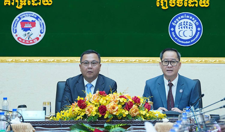 NACD Secretary General Gen. Meas Virith (L) and CCJ President Puy Kea co-chair the forum (Photo: VNA)