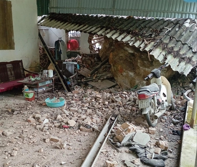 Rocks from the mountain rolled down onto a house in Cao Duong Commune, Luong Son District in Hoa Binh province following an earthquake on March 25 in Mỹ Đức District. (Photo: tuoitre.vn) 