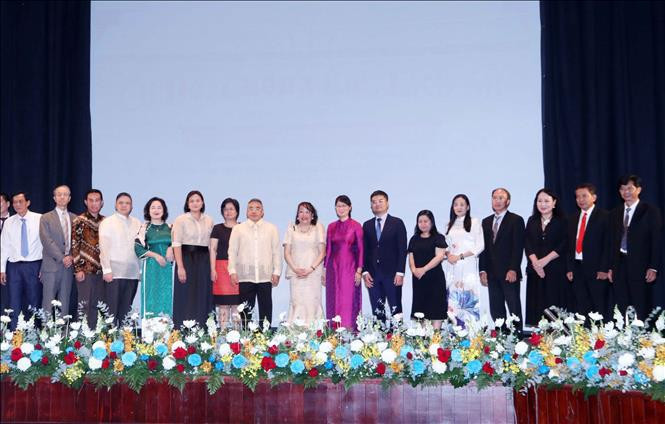 Vice Chairwoman of the HCM City People’s Committee Tran Thi Dieu Thuy (8th from R) Philippine Ambassador Meynardo Montealegre (8th from L), Honorary Consul General Le Thi Phung (centre), and other delegates at the event. (Photo: VNA) 