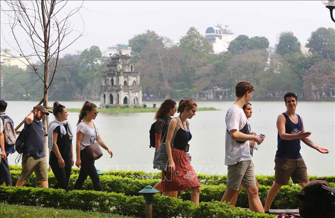 Foreign tourists visit Hoan Kiem lake, Hanoi (Photo: VNA)