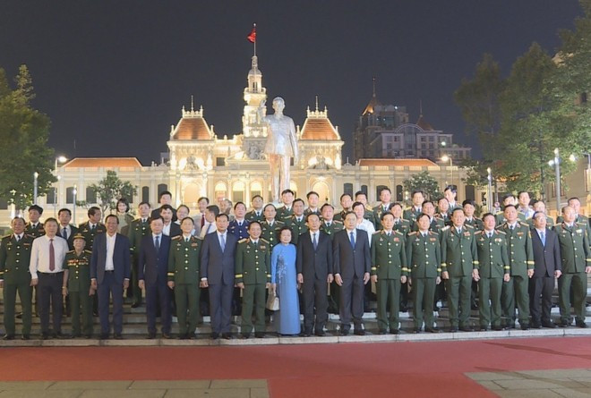 Vietnamese Party and State leaders at the event (Photo: VNA)