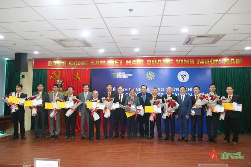 Vietnamese engineers receive ASEAN professional engineer certificates at the event. (Photo: qdnd.vn)