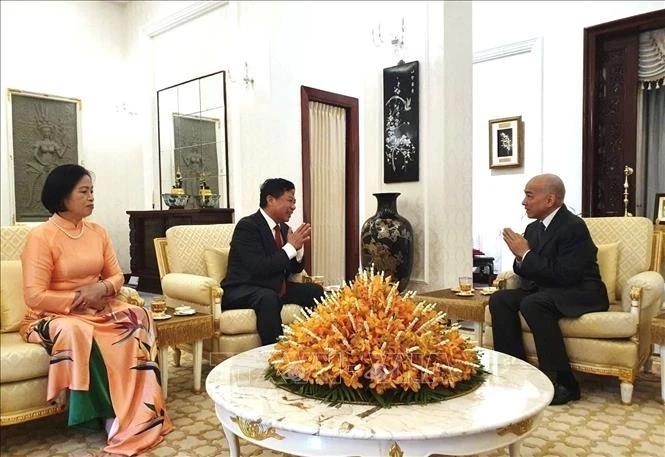 King Norodom Sihamoni (R) receives Vietnamese Ambassador to Cambodia Nguyen Huy Tang and his spouse (Photo: VNA)