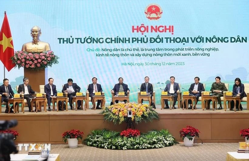 Prime Minister Pham Minh Chinh (C) chairs dialogue with farmers in 2023 (Photo: VNA)