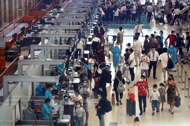 Customers queue for check-in at Noi Bai International Airport (Photo: VNA)