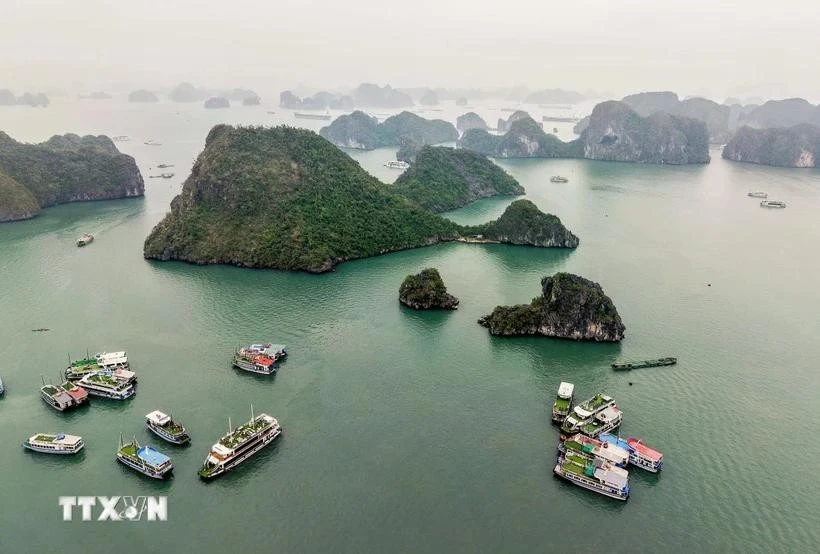 The natural scenery of Ha Long Bay attracts many tourists to visit and explore. (Photo: VNA)